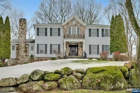 35 Malcolm Pl, Mahwah, NJ 07430