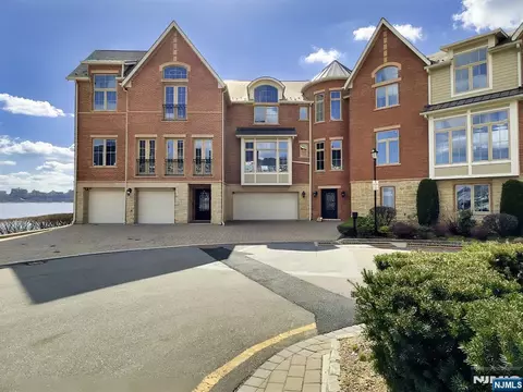 25 Moorings Ln, Edgewater, NJ 07020