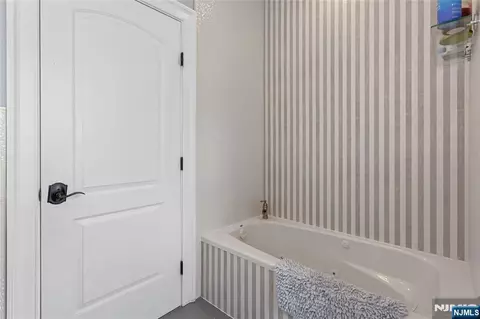 Bath - 537 Spring Valley Rd, Paramus, NJ 07652 photo 6 of 8