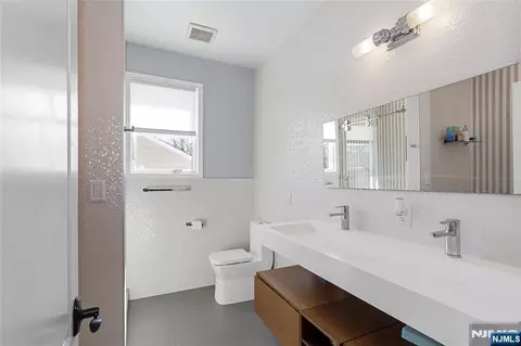 Bath - 537 Spring Valley Rd, Paramus, NJ 07652 photo 4 of 8