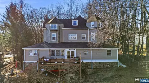 22 Sunset Ter, Mount Arlington, NJ 07856
