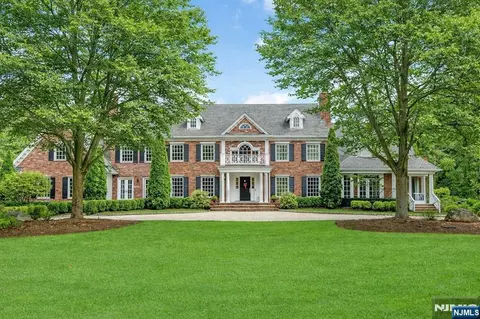 7 Charlden Dr, Saddle River, NJ 07458