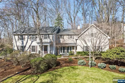 760 Rivenwood Rd, Franklin Lakes, NJ 07417
