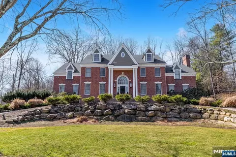 18 Sunflower Dr, Saddle River, NJ 07458