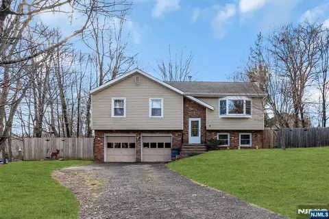 6 Whites Ln, Waldwick, NJ 07463