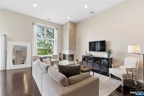 855 Valley Brk #2G, Lyndhurst, NJ 07071
