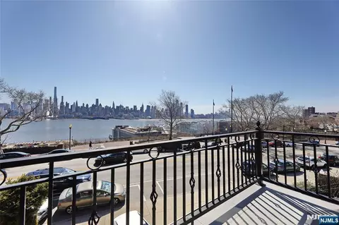 1021 Jfk Blvd E, Weehawken, NJ 07086