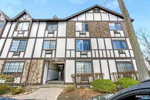 1419 Faulkner Ct, Mahwah, NJ 07430