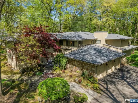 78 Apple Rdg, Woodcliff Lake, NJ 07677
