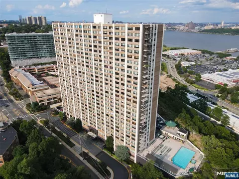 250 Gorge Rd #6A, Cliffside Park, NJ 07010