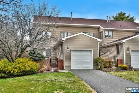 37 Niagara Dr #37, Mahwah, NJ 07430