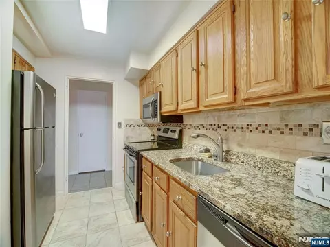 377 S Harrison St #9E, East Orange, NJ 07018