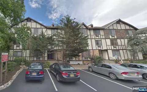 2004 Hawthorne Ln, Mahwah, NJ 07430