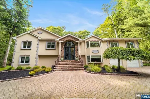 136 Willow Dr, Old Tappan, NJ 07675