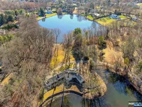28 Turners Lake Dr, Mahwah, NJ 07430