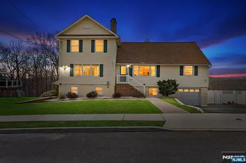 50 Hilltop Ter, Bloomingdale, NJ 07403