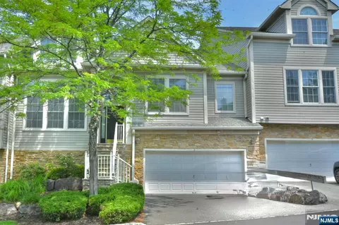 3 Skyview Dr, North Haledon, NJ 07508