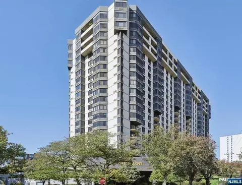 1265 15th St #17A, Fort Lee, NJ 07024