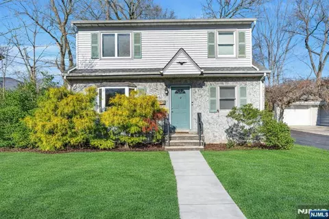 60 Westview Dr, Bergenfield, NJ 07621