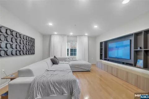 547 Gorge Rd #2E, Cliffside Park, NJ 07010