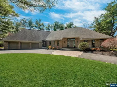 301 Hopper Ct, Franklin Lakes, NJ 07417