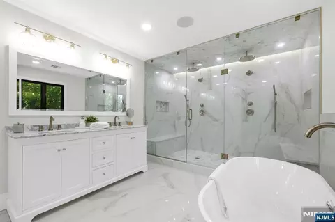 Bath - 452 Oregon St, Paramus, NJ 07652 photo 5 of 8