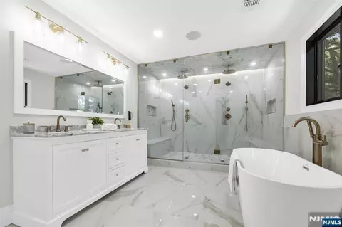 Bath - 452 Oregon St, Paramus, NJ 07652 photo 4 of 8