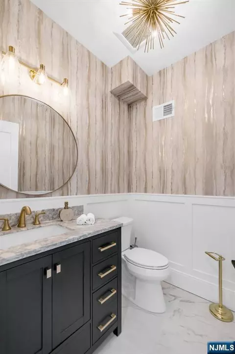 Bath - 452 Oregon St, Paramus, NJ 07652 photo 2 of 8