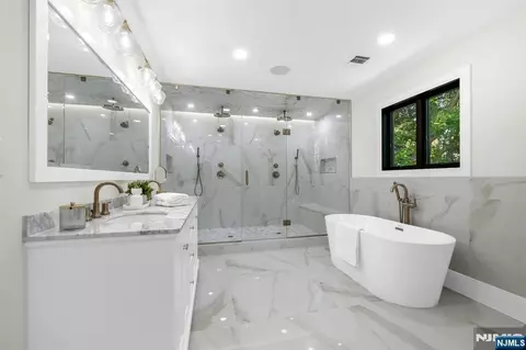 Bath - 452 Oregon St, Paramus, NJ 07652 photo 3 of 8