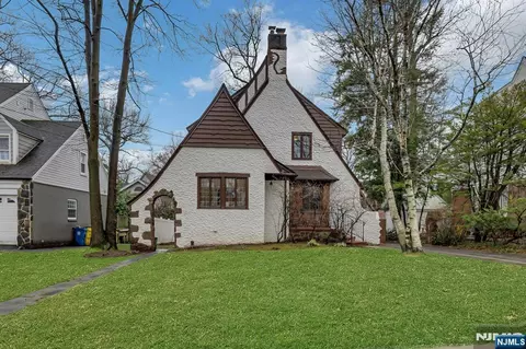 300 Churchill Rd, Teaneck, NJ 07666