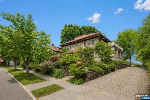 384 Anderson St, Hackensack, NJ 07601