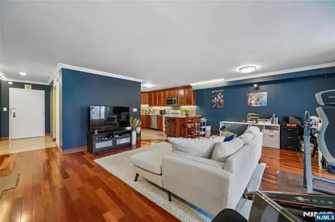 1055 River Rd #302, Edgewater, NJ 07020