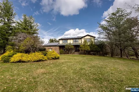 81 Crescent Ave, Mahwah, NJ 07430