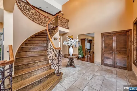Entry Way - 10 Fox Ter, Cliffside Park, NJ 07010 photo 1 of 7