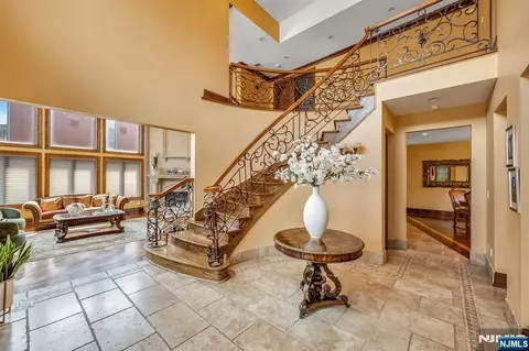 Entry Way - 10 Fox Ter, Cliffside Park, NJ 07010 photo 2 of 7