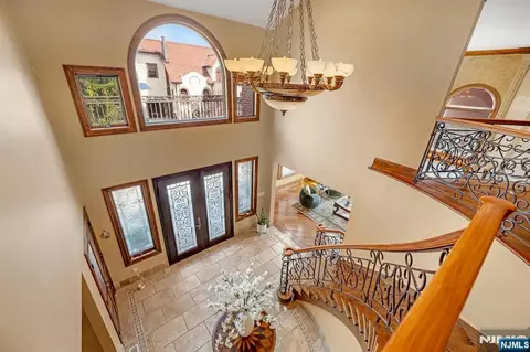 Entry Way - 10 Fox Ter, Cliffside Park, NJ 07010 photo 3 of 7