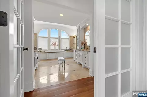 Entry Way - 10 Fox Ter, Cliffside Park, NJ 07010 photo 5 of 7