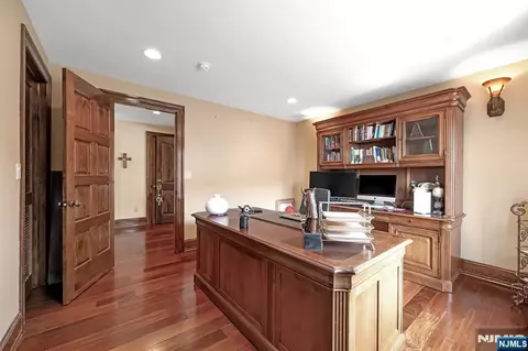 Entry Way - 10 Fox Ter, Cliffside Park, NJ 07010 photo 6 of 7