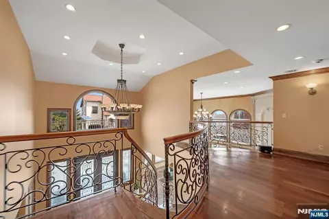 Entry Way - 10 Fox Ter, Cliffside Park, NJ 07010 photo 4 of 7