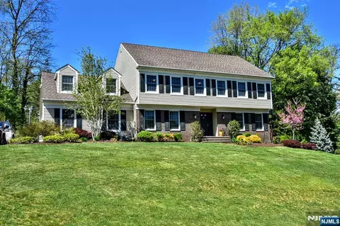 29 Cheryl Hills Dr, Hawthorne, NJ 07506