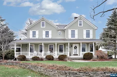 215 Hill St, Midland Park, NJ 07432