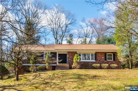 232 Hidden Glen Ct, Franklin Lakes, NJ 07417