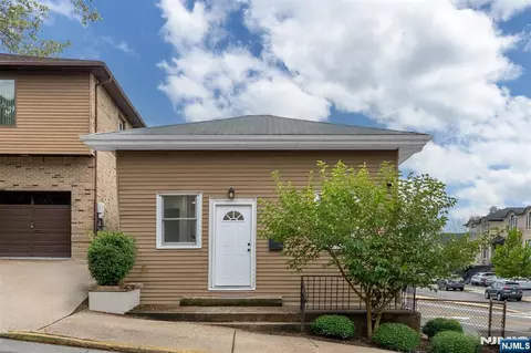 418 E Brinkerhoff Ave, Palisades Park, NJ 07650