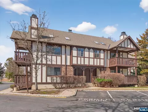 2506 Hemingway Ln, Mahwah, NJ 07430