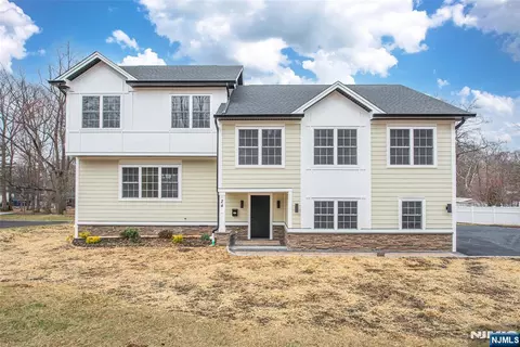 24 Shrewsbury Dr, Livingston, NJ 07039
