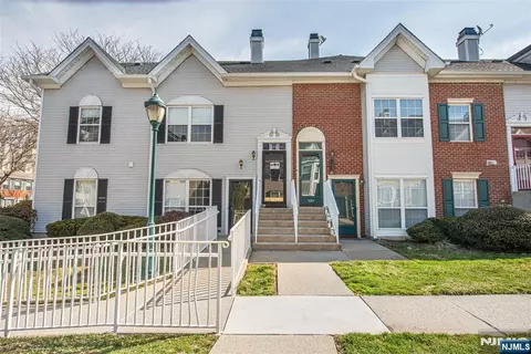 1060 Chedworth Cir, Mahwah, NJ 07430