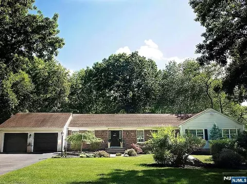 7 Goose Cove Ln, Ramsey, NJ 07446