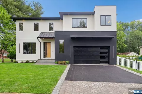 1 Bancroft Pl, Cresskill, NJ 07626