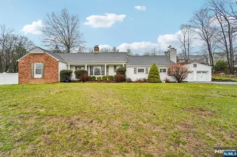 51 Catherine St, Bloomingdale, NJ 07403