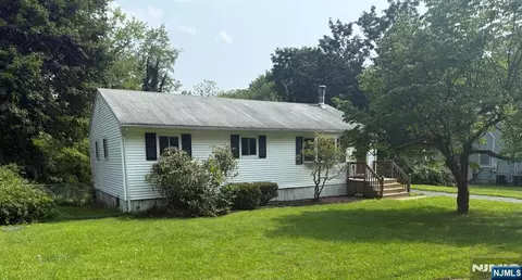 18 Kendall Dr, Ringwood, NJ 07456
